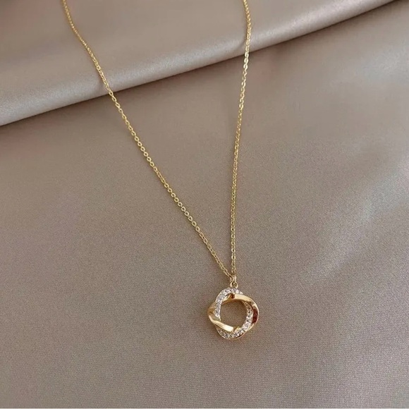 14K Gold Plated Necklace with Chic Pendant - Picture 7 of 9